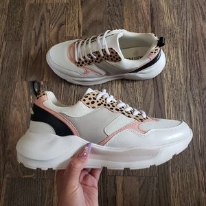 ❤️SOLD❤️ Just fab Sneakers